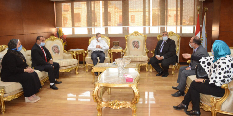 محافظ الغربيه تقف على مسافه واحده بين كل الاحزاب