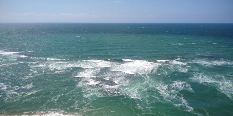 بحور بلا شطئان