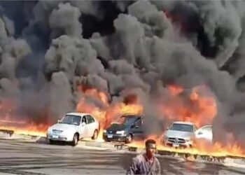 نشوب حريق هائل بخط مواد بترولية بطريق الإسماعيلية ووصول وزير البترول لموقع الحادث