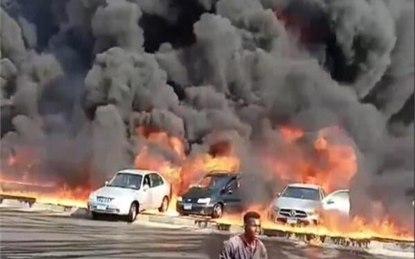 نشوب حريق هائل بخط مواد بترولية بطريق الإسماعيلية ووصول وزير البترول لموقع الحادث