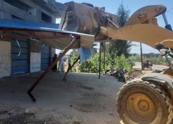 إزالة حالتين تعدي بمساحة ٥٧٥ م٢ ورفع١٣٥ طن تراكمات بمركز ومدينة رشيد .