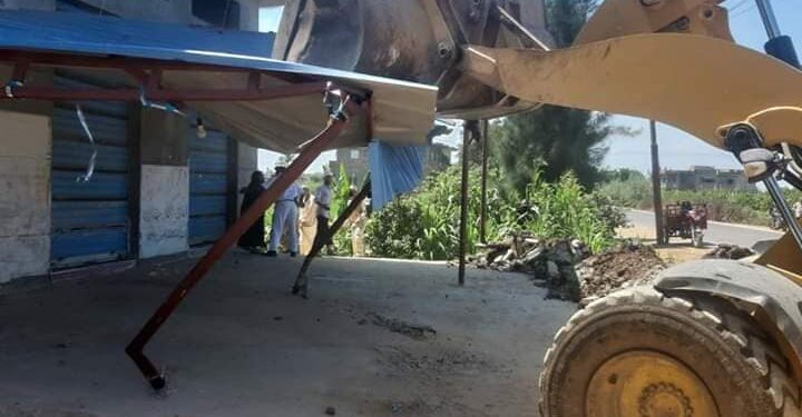 إزالة حالتين تعدي بمساحة ٥٧٥ م٢ ورفع١٣٥ طن تراكمات بمركز ومدينة رشيد .