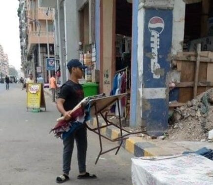 استمرار اعمال إزالة الإشغالات من الطريق العام لتحقيق الإنضباط بشوارع حي العرب