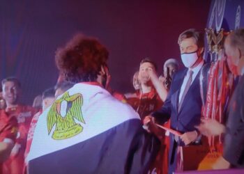 فخر مصر يلتف بعلم مصر ويتوج بلقب الدوري الانجليزي بعد غياب 30 عام