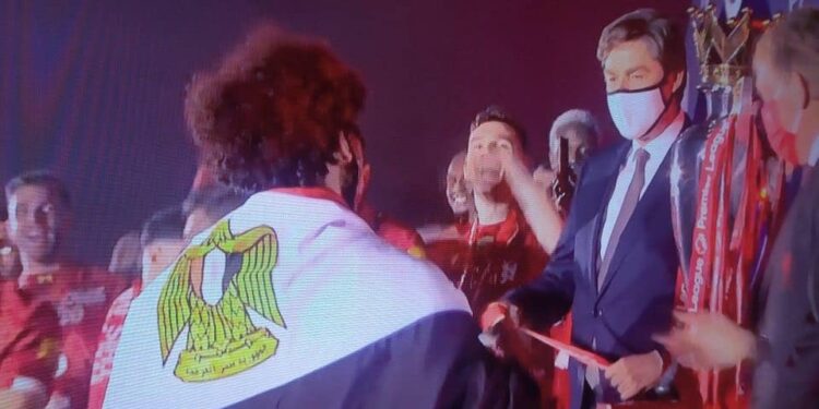 فخر مصر يلتف بعلم مصر ويتوج بلقب الدوري الانجليزي بعد غياب 30 عام