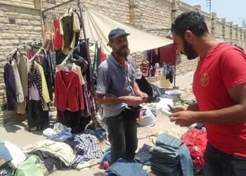 السعيد رخا يشن حملة مكبرة لإزالة الاشغالات ومخالفات الباعة الجائلين بنطاق حي الزهور .