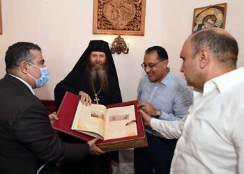   الأب ميخائيل  يسلم مدبولى وسام الدير من الطبقة الأولى للشهيدة سانت كاترين