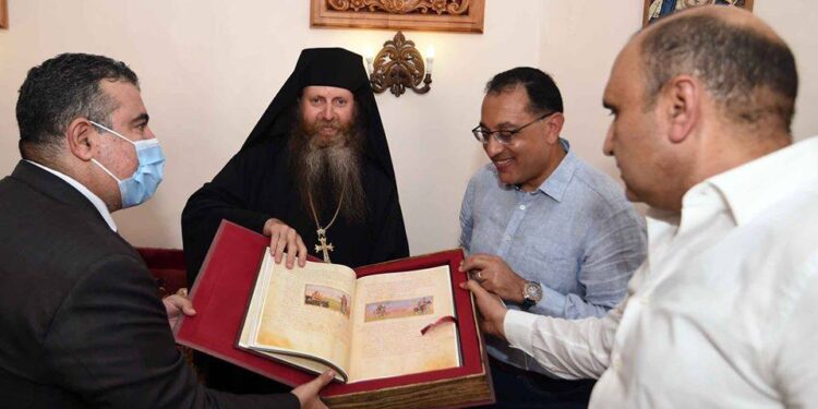 الأب ميخائيل  يسلم مدبولى وسام الدير من الطبقة الأولى للشهيدة سانت كاترين