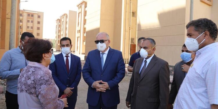 الداودي يتفقد مشروع الإسكان الاجتماعي ولوحة توزيع كهرباء الوقف الجديدة