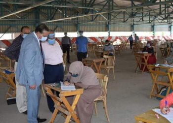 رئيس جامعة سوهاج يتفقد امتحانات الفصل الدراسي الثاني لطلاب تجارة سوهاج