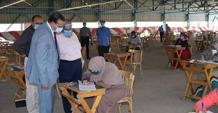 رئيس جامعة سوهاج يتفقد امتحانات الفصل الدراسي الثاني لطلاب تجارة سوهاج