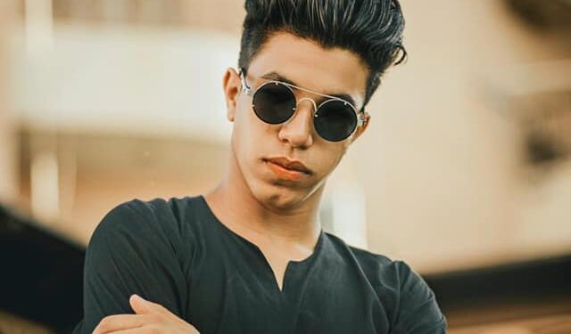 بعد فيلمي “مؤقت” و”زهور الواحة”.. وليد الأدهم مخرج إعلانات شهير في “سواح”