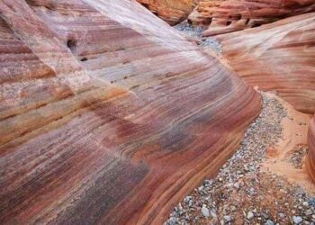 الوادي الملون أحد عجائب الدنيا الطبيعية.