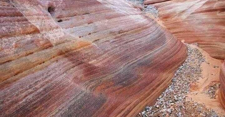 الوادي الملون أحد عجائب الدنيا الطبيعية.