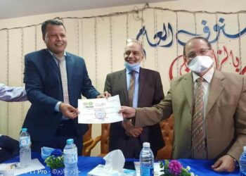 تكريم وكيل وزارة الصحة بالمنوفية لمستشفى منوف العام لدورها الفعال لمكافحة فيروس كورونا