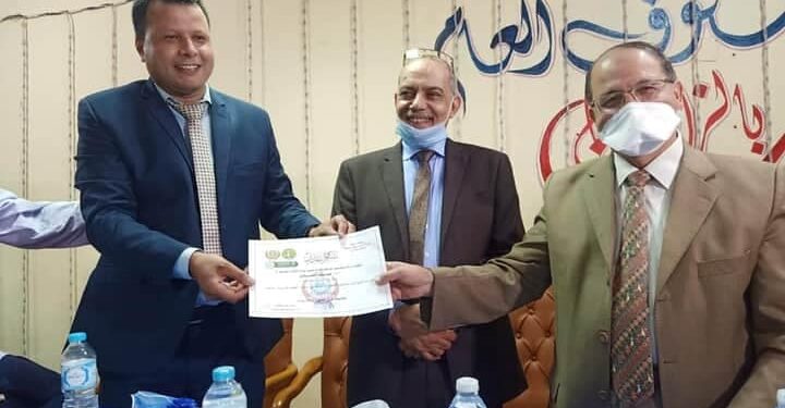 تكريم وكيل وزارة الصحة بالمنوفية لمستشفى منوف العام لدورها الفعال لمكافحة فيروس كورونا