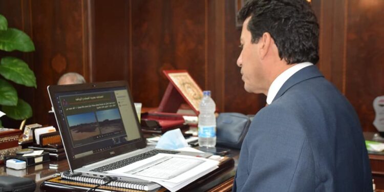 ” صبحى والزملوط ” يناقشان تطوير المنشآت الشبابية والرياضية بالوادى الجديد