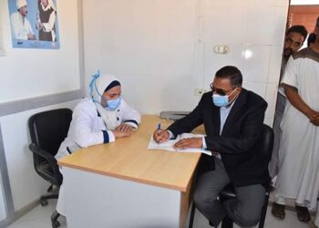 محافظ مطروح أثناء زيارتة المفاجأة لمركز الضبعة