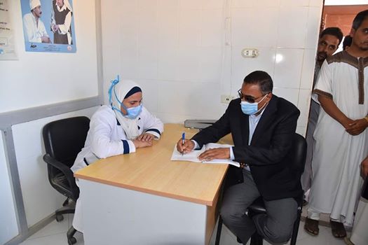 محافظ مطروح أثناء زيارتة المفاجأة لمركز الضبعة