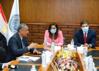 محافظ دمياط والرئيس التنفيذى للهيئة العامة للاستثمار يجريان زيارة لعدد من الشركات بالمنطقة الحرة