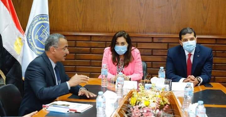 محافظ دمياط والرئيس التنفيذى للهيئة العامة للاستثمار يجريان زيارة لعدد من الشركات بالمنطقة الحرة
