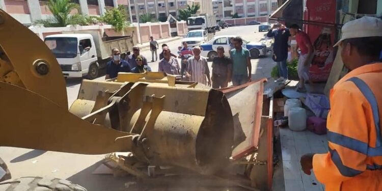 بتوجيهات من السعيد رخا رئيس حي الزهور الأجهزة التنفذية تشن حملة لرفع الاشغالات بنطاق الحي