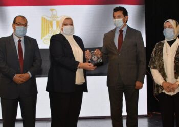 “صبحي” يُكرم الإدارات المركزية ومديريات الشباب والرياضة الفائزة بجوائز التميز