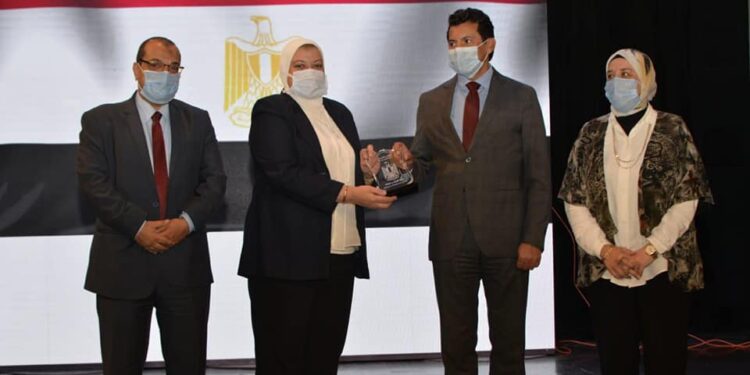 “صبحي” يُكرم الإدارات المركزية ومديريات الشباب والرياضة الفائزة بجوائز التميز