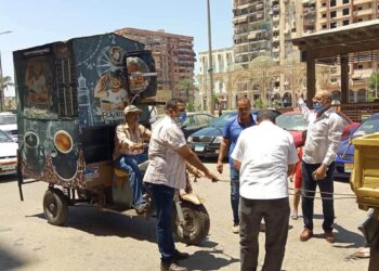 حملات مكبرة لمتابعة وإزالة الاشغالات والمخالفات بنطاق حى المناخ