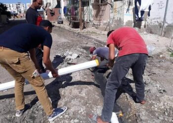 اللواء أحمد قاسم يتابع إستكمال أعمال تغيير ماسورة بالوعة امطار مكسورة بنطاق حي الضواحي