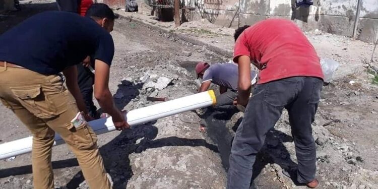 اللواء أحمد قاسم يتابع إستكمال أعمال تغيير ماسورة بالوعة امطار مكسورة بنطاق حي الضواحي