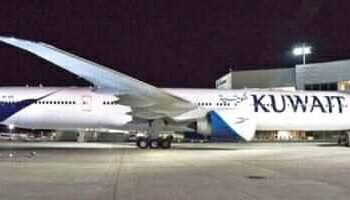 عبر 12 رحلة طيران .. عودة 1830 عاملا مصريا من العالقين بالكويت إلي البلاد اليوم ..