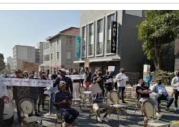 تظاهر عدد كبير من أصحاب المطاعم احتجاجات ضد إجراءات كورونا