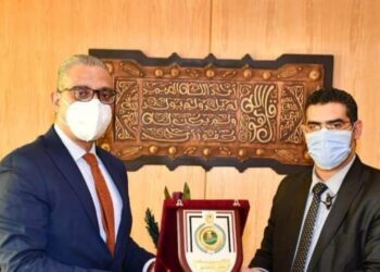 قام محافظ الفيوم بتكريم مدير مستشفي التامين الصخي السابق