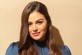 هنادي مهنا تحتفل بإسبوع ميلادها بصورة خبر صحفي من ٢٢ عاماً