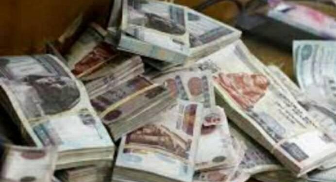 ضبط أحد المسجلين بسوهاج لقيامه بالإستيلاء على أكثر من 600 ألف جنيه من بعض المواطنين بزعم توظيفها لهم فى مجال الإستثمار العقارى
