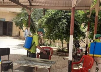 استمرار تطهير ورش شوارع ومداخل العمارات بحي شرق سوهاج