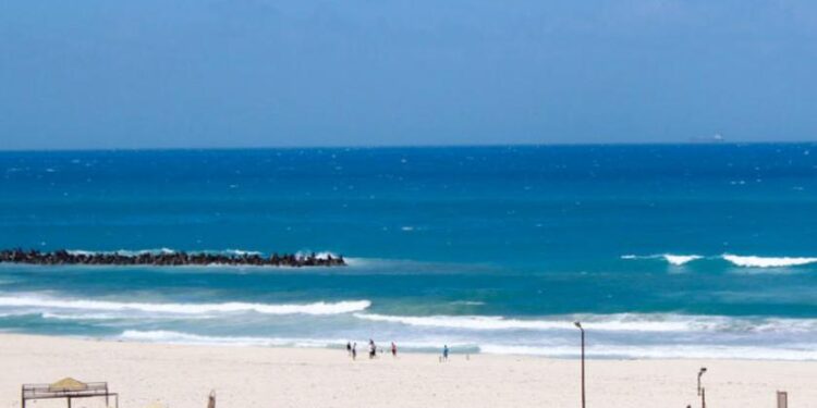 انتشال 7 غرقى بشاطىء النخيل، وانقاذ 2 من اصل 11