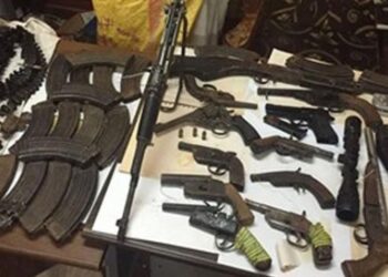 القبض علي متهم بأسيوط لحيازته 8 قطع أسلحة نارية غير مرخصة وكمية من الذخائر والأقراص المخدرة بقصد الإتجار