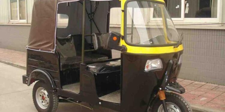 ضبط مرتكبى واقعة سرقة مركبة “توك توك” كرهاً عن قائدها