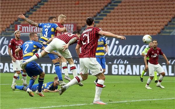 ميلان يفوز على بارما بثلاثة أهداف مقابل هدف