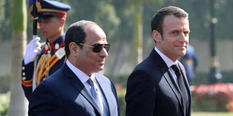 السيسي وماكرون في لقاء سابق وإشادة فرنسية بجهود مصر