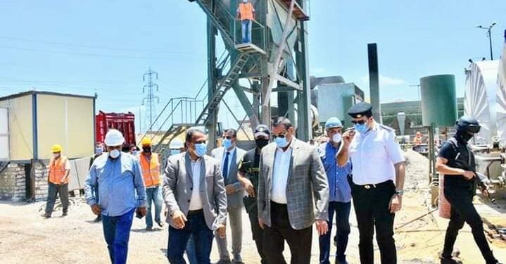 محافظ البحيرة يتابع التشغيل التجريبي للخلاطة الأسفلتية الأوتوماتيكية لخلط الأسفلت “محلية الصنع” بتكلفة ٧.٥ مليون جنية 