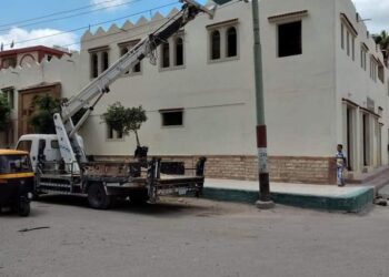 رئيس مدينه المحموديه يتابع صيانه كشافات الاناره