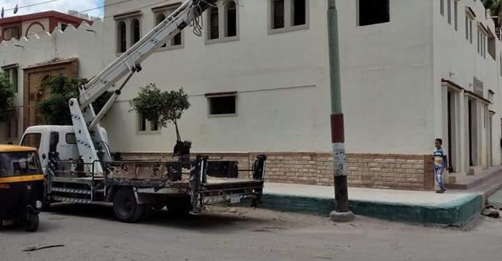 رئيس مدينه المحموديه يتابع صيانه كشافات الاناره