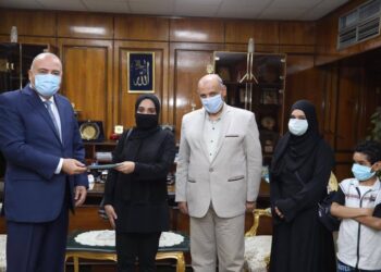 محافظ قنا يكرم طالبة فى السنة النهائية بكلية الطب لتفوقها العلمي