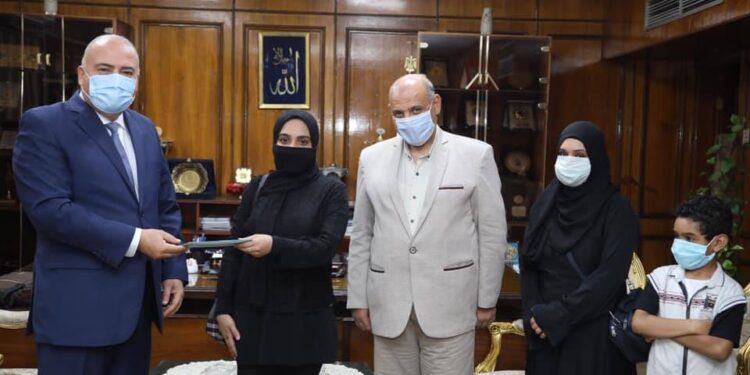 محافظ قنا يكرم طالبة فى السنة النهائية بكلية الطب لتفوقها العلمي