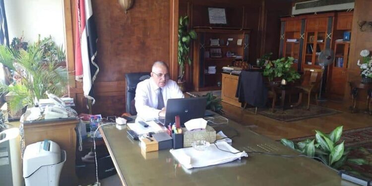 عبد العاطي يعقد اجتماعاً بقيادات الوزارة لمتابعة موقف أعمال تأهيل الترع الفرعية وتنفيذ أساليب الري الحديث