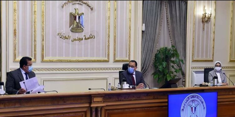 رئيس الوزراء يجتمع ببعض الوزراء لمناقشة تطوير الدواء بمصر