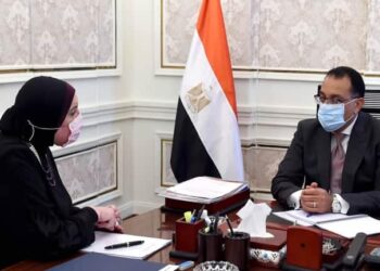 رئيس الوزراء يتابع مع وزيرة الصناعة الموقف التنفيذي لإقامة مجمعات للصناعات المتوسطة والصغيرة بالمحافظات